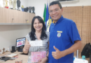Sócia recebe prêmio de R$ 500 Sócia recebe prêmio de R$ 500